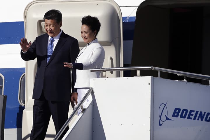 Chinese President Xi Jinping, left, and his wife Peng Liyuan wave on their arrival Tuesday, Sept. 22, 2015, at Boeing Field in Everett, Wash. (AP)