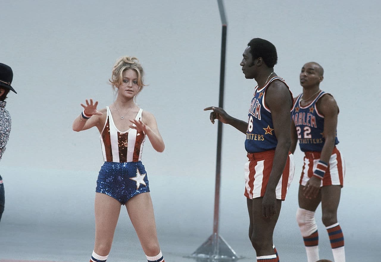 Meadowlark Lemon (right) with actress Goldie Hawn in 1978. Lemon, who played for the Harlem Globetrotters, died (Jeff Robbins/AP)