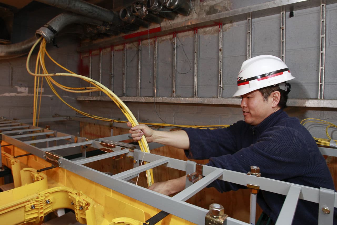 Verizon technician Kevin Pak installs Verizon Fios fiber optic cables in New York. (Mark Von Holden/AP Images for Verizon)
