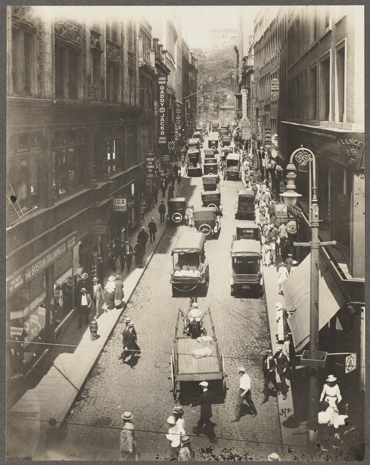 Bromfield Street is seen in approximately 1916. (Courtesy of Boston Public Library)