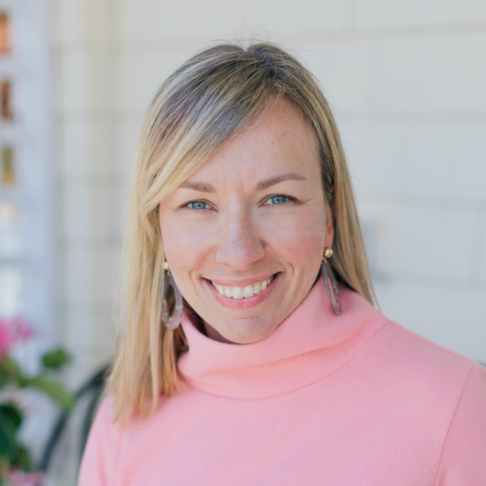 Headshot of Jennifer Handt