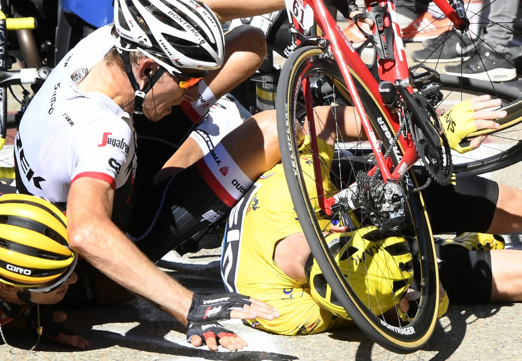 Britain's Chris Froome, wearing the overall leader's yellow jersey, right, Netherlands Bauke Mollema, center, and Australias Richie Porte crash at the end of the twelfth stage of the Tour de France cycling race in Mont Ventoux, France, Thursday, July 14, 2016. (Bernard Papon/Pool Photo via AP)