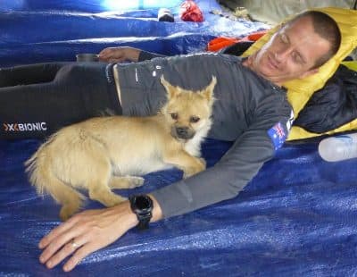 Dion Leonard rests with Gobi during the Gobi March. (Courtesy of Dion Leonard)
