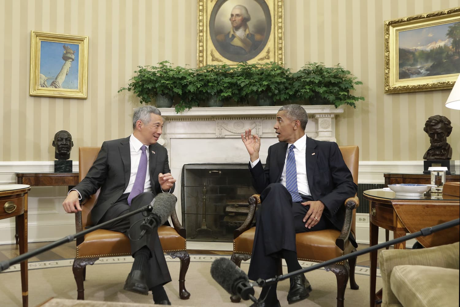 President Barack Obama meets with Singapore's Prime Minister Lee Hsien Loong in the Oval Office of the White House in Washington. (Manuel Balce Ceneta/AP)