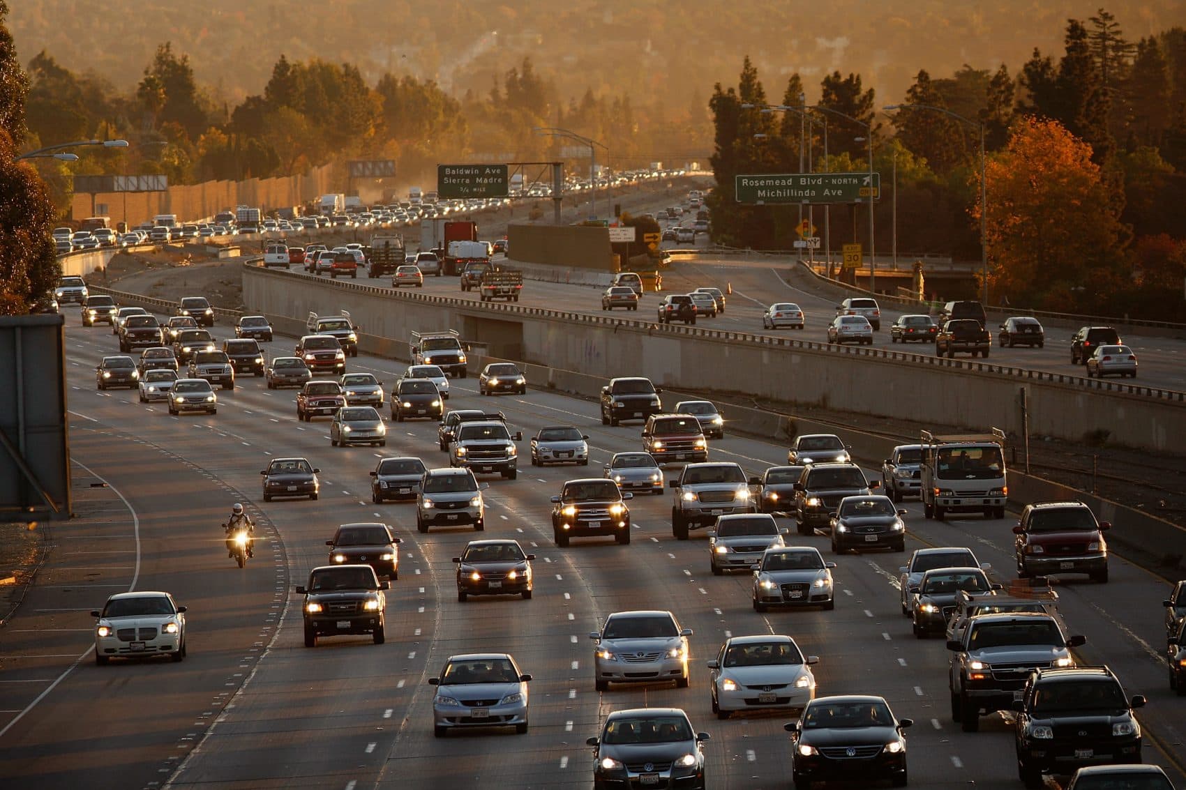 Morning commuters travel the 210 freeway between Los Angeles and cities to the east on Dec. 1, 2009, near Pasadena, Calif. (David McNew/Getty Images)