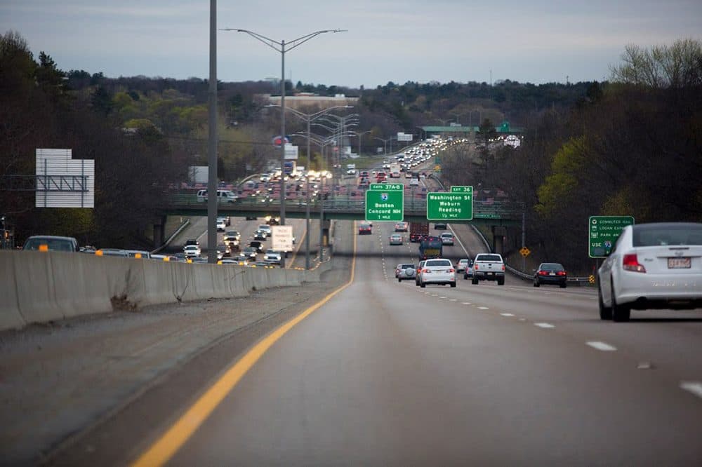 Traffic heading southbound on interstate 95 or westbound on route 128 in Woburn. The affected strip of highway during the first week of November will be in Needham. (Jesse Costa/WBUR)
