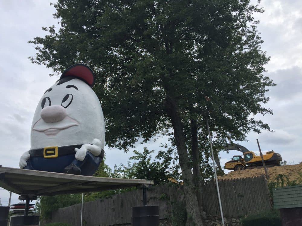 At hole 16 of Route 1 Miniature Golf, Humpty Dumpty seems unaware of the construction around him. (Courtesy of the author)