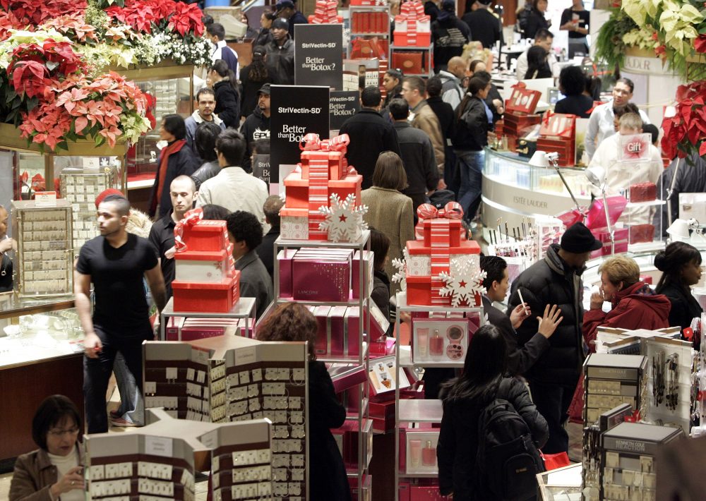 Last minute shoppers peruse merchandise at Macy's, Dec. 24, 2006 in New York City. (Stephen Chernin/Getty Images)