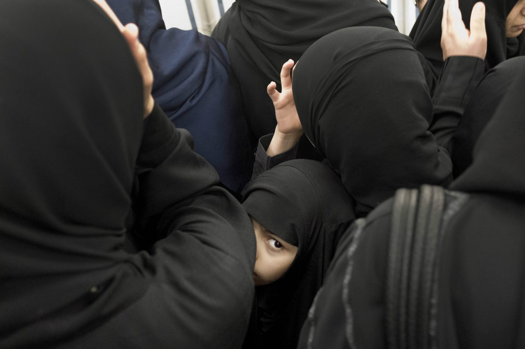 Никаб запрет. Мусульманки в наручниках. Дискриминация женщины в Саудовской. Женщины Саудовской Аравии в никабе. Мусульманка в кандалах.