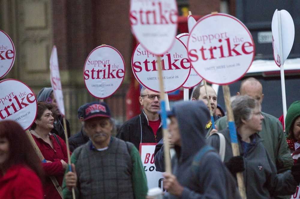 Harvard University foodservice workers of the local 26 Union picketing outside of Memorial Hall October 5, 2016. (Jesse Costa/WBUR)