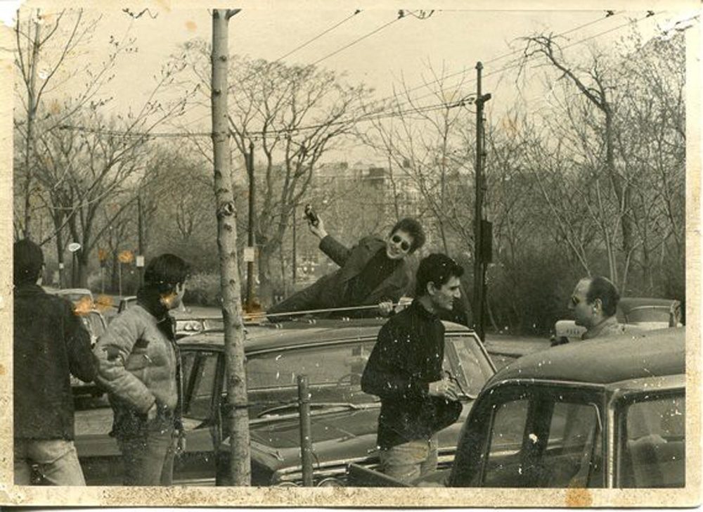Bob Dylan on the roof of a car on Mount Auburn Street in Cambridge in 1963. (Courtesy Betsy Siggins)