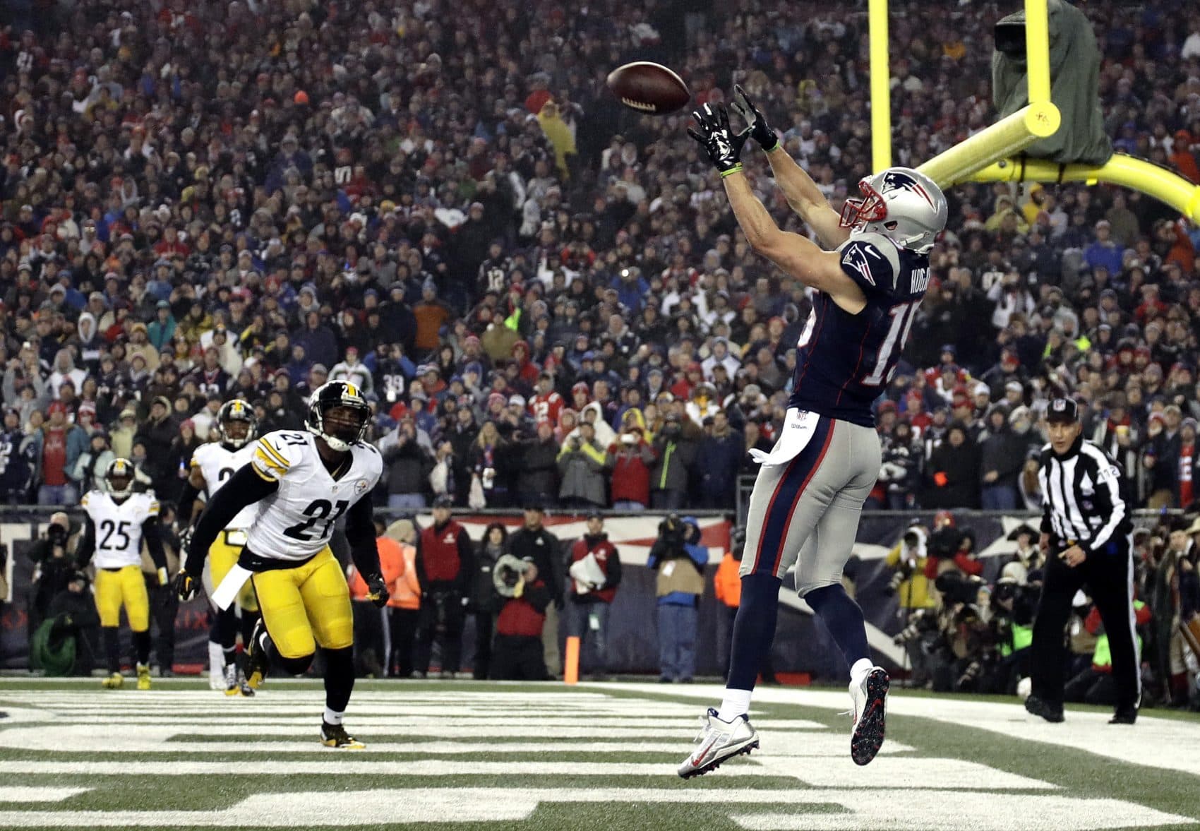 New England Patriots wide receiver Chris Hogan (15) makes a touchdown reception during the first half of the AFC championship NFL football game against the Pittsburgh Steelers Sunday in Foxborough, Mass. (Matt Slocum/AP)