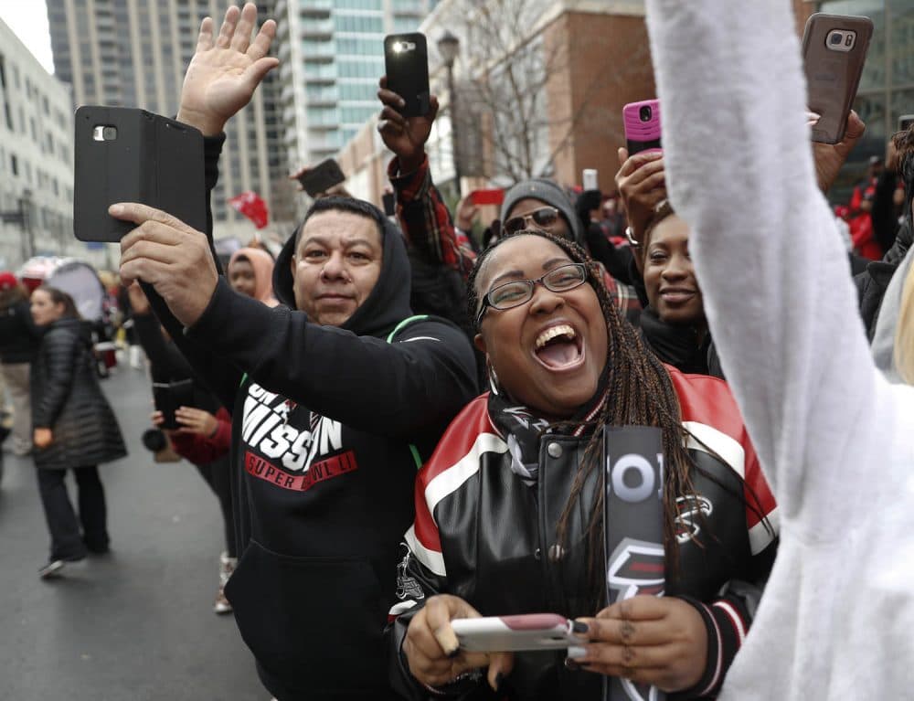 Fans cheer during a sendoff rally for the Falcons as the team makes their way to the airport for a flight to Houston and Super Bowl LI.(John Bazemore/AP)