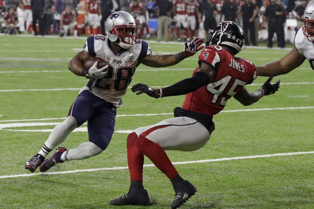 New England Patriots' James White runs for a touchdown as Atlanta Falcons' Deion Jones attempts to defend during overtime of the Super Bowl. (Patrick Semansky/AP)