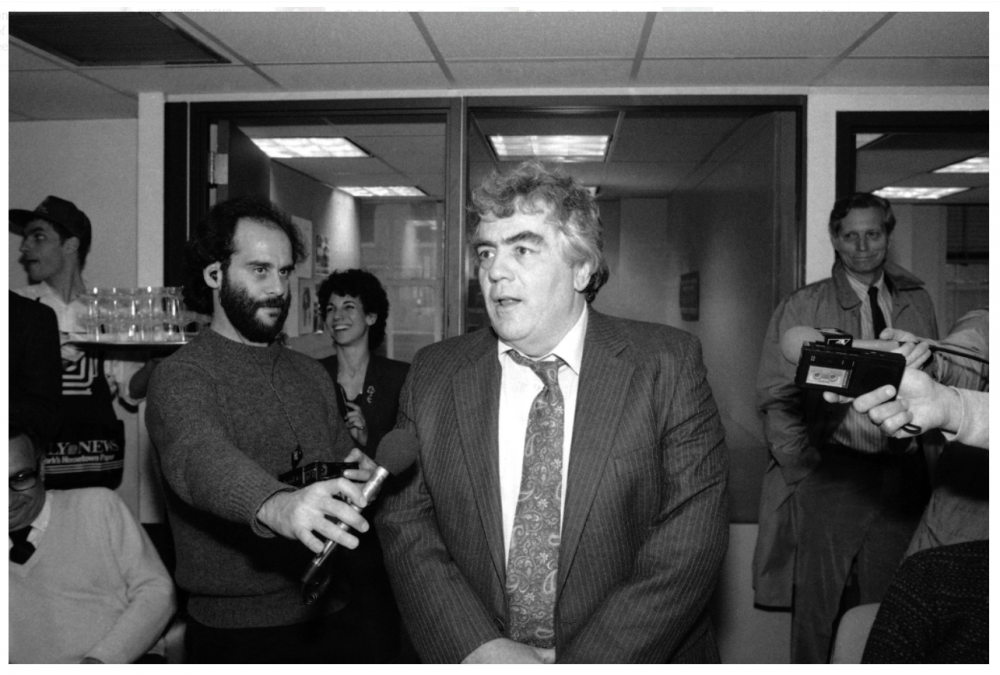 Jimmy Breslin of the New York Daily News who won a Pulitzer prize, speaks to reporters in the news room at the Daily News building, April 17, 1986, as reporter Jon Kalish (left) records the speech. (Mario Cabrera/AP)