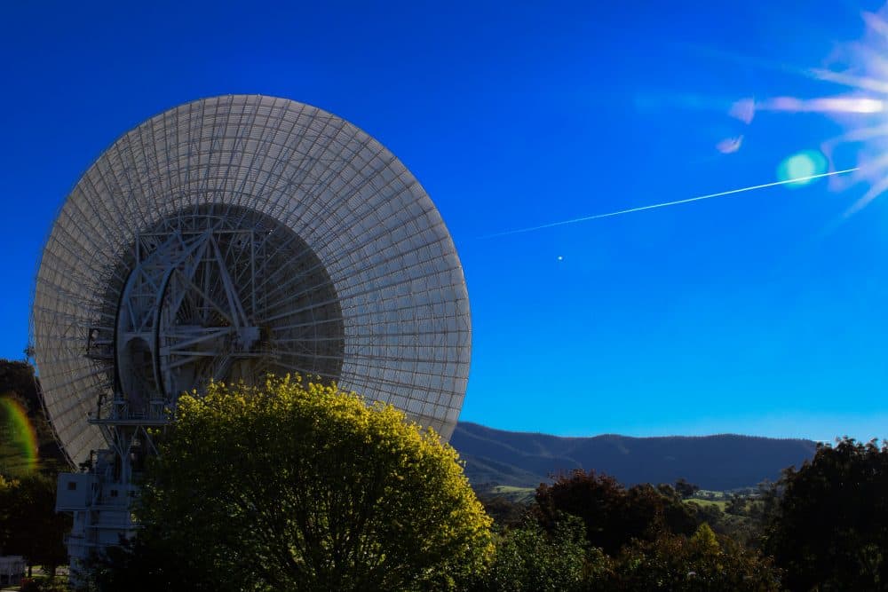 A 64 meter radio telescope at the NASA deep space communications complex in Canberra. (Andrew Fysh/Flickr)