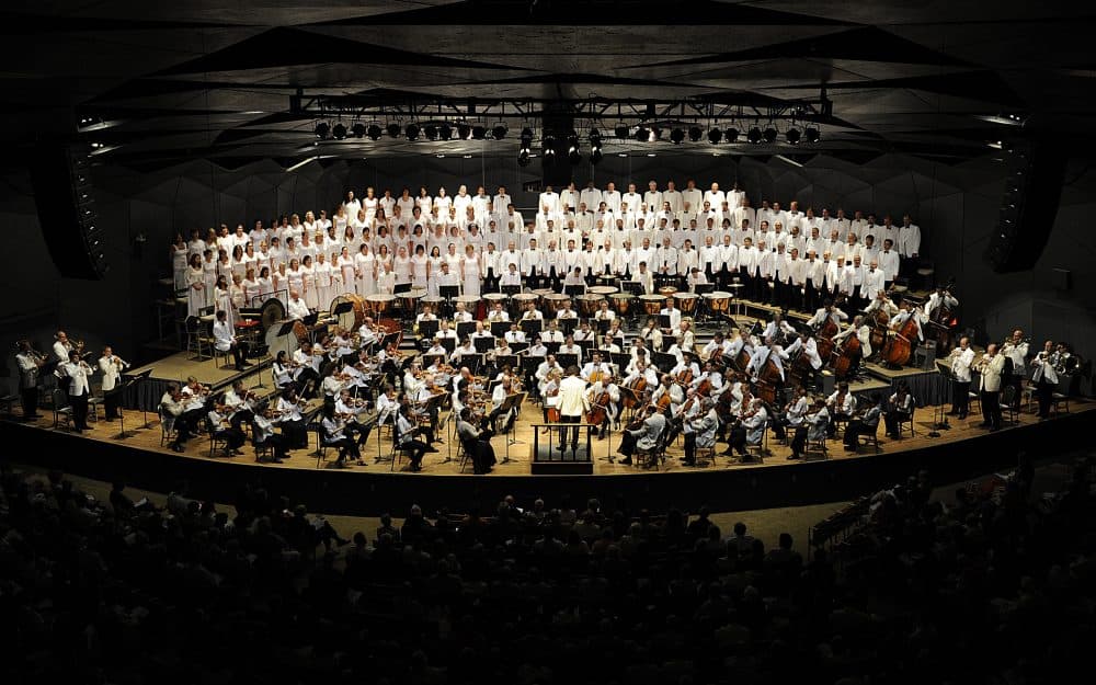 Boston Symphony Orchestra and Tanglewood Festival Chorus performing at Tanglewood. (Couretsy Stu Rosner/BSO)
