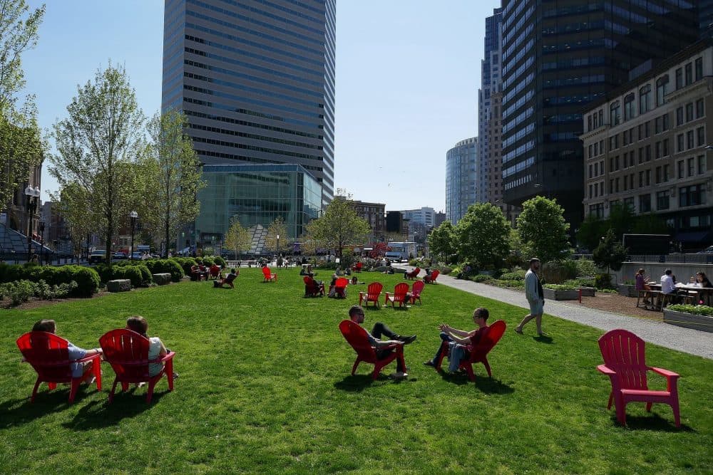 Dewey Square Park on Rose Kennedy Greenway. (NewtonCourt/Wikimedia Commons)