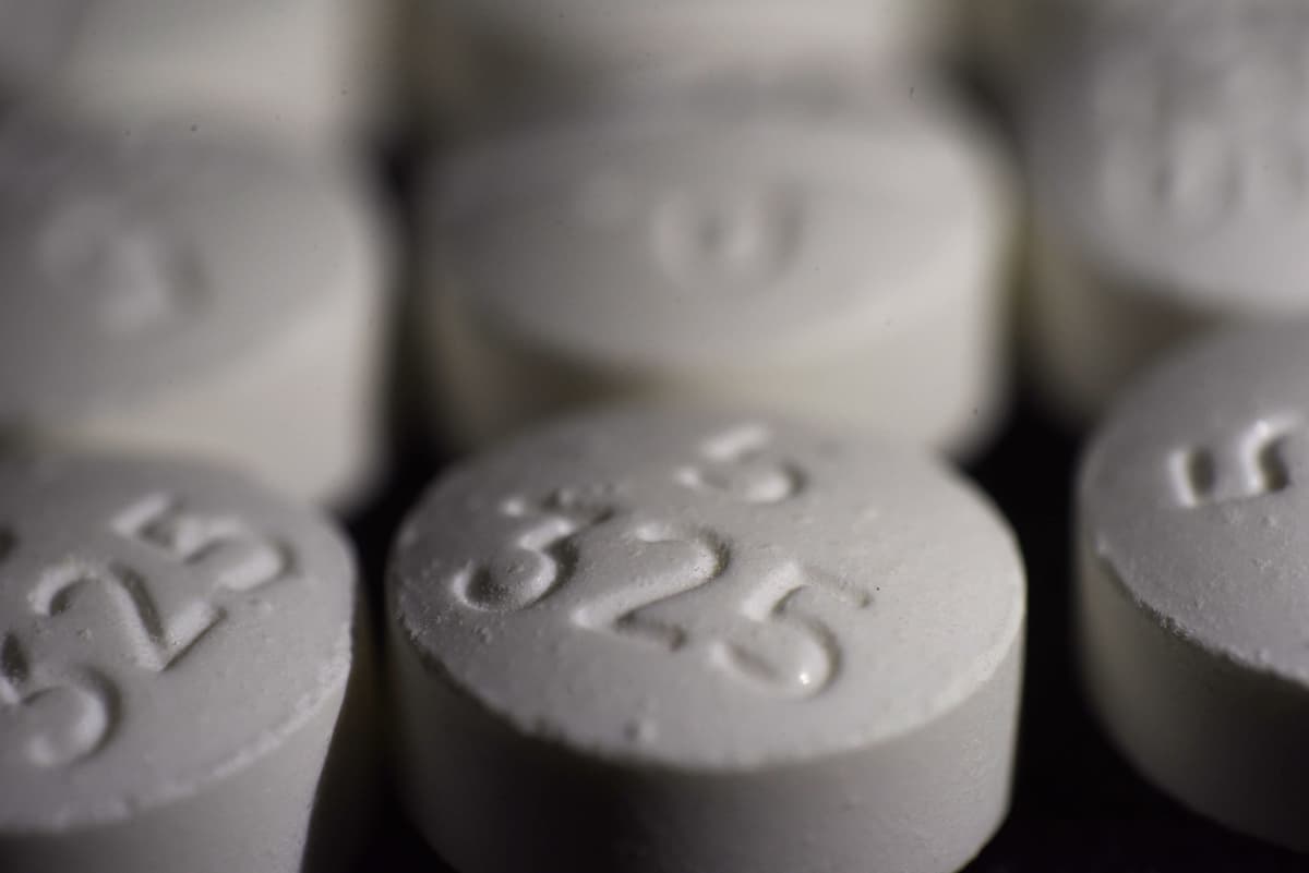 This Tuesday, Aug. 15, 2017 photo shows an arrangement of pills of the opioid oxycodone-acetaminophen in New York. (Patrick Sison/AP)