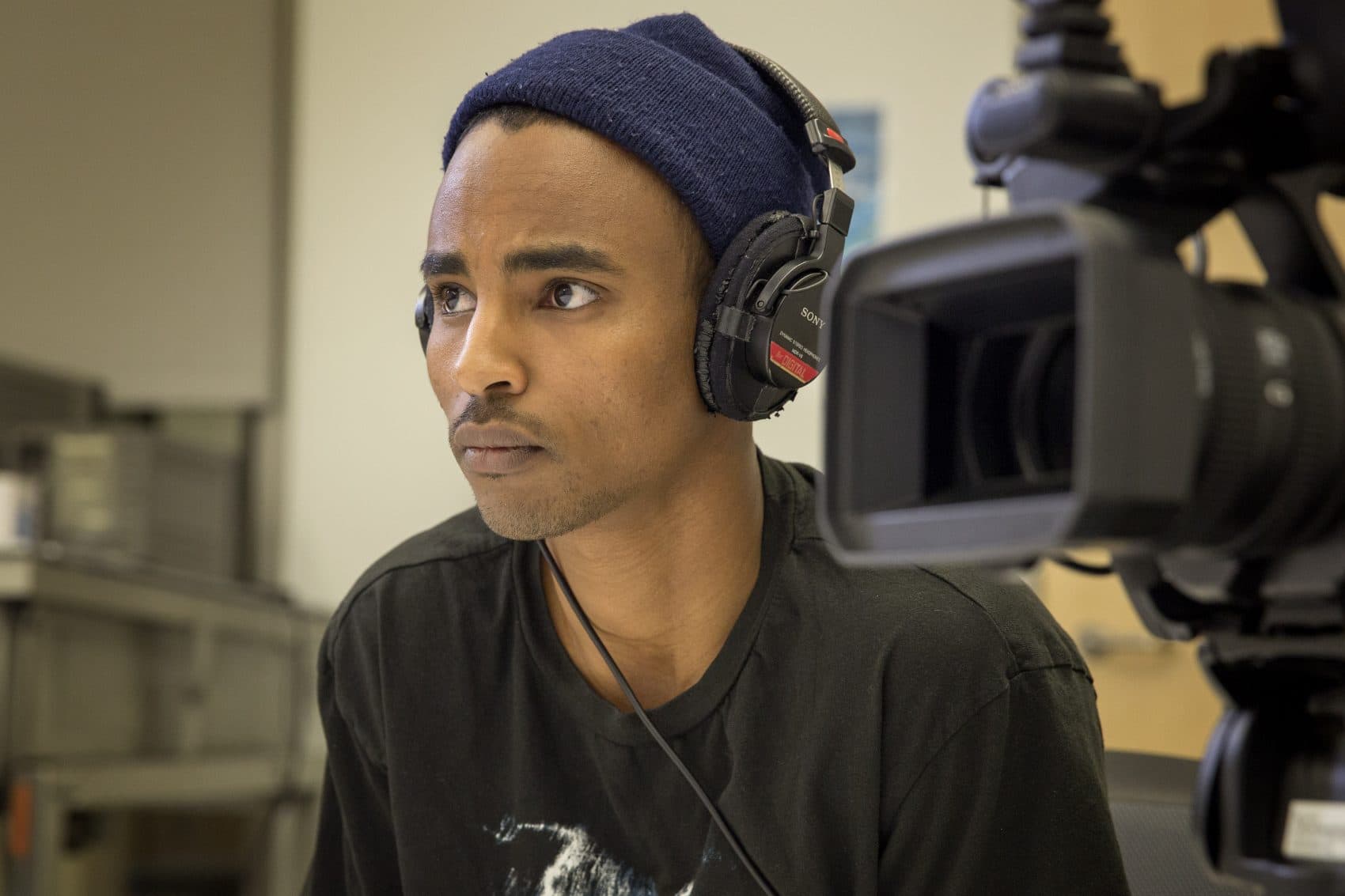 Filmmaker Abdirahman Abdi at UMass, conducting an interview for his film. (Robin Lubbock/WBUR)