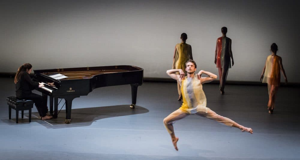 Simone Dinnerstein on piano with dancer Jason Collins. Facing backstage, dancers Melissa Toogood, Lindsey Jones and Netta Yerushalmy. (Courtesy Marina Levitskaya)