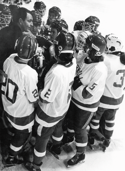Cornell Coach Bill Duthie meeting with his players. (Courtesy Cornell Athletic Communication) 