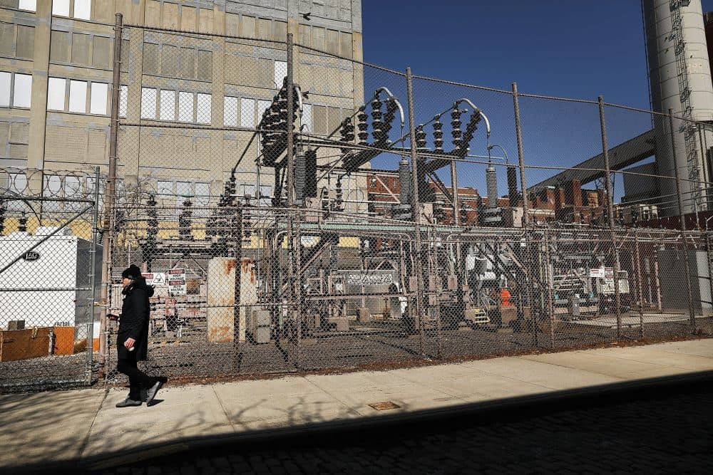 A Con Edison power plant stands in a Brooklyn neighborhood across from Manhattan on March 15, 2018 in New York City. (Spencer Platt/Getty Images)