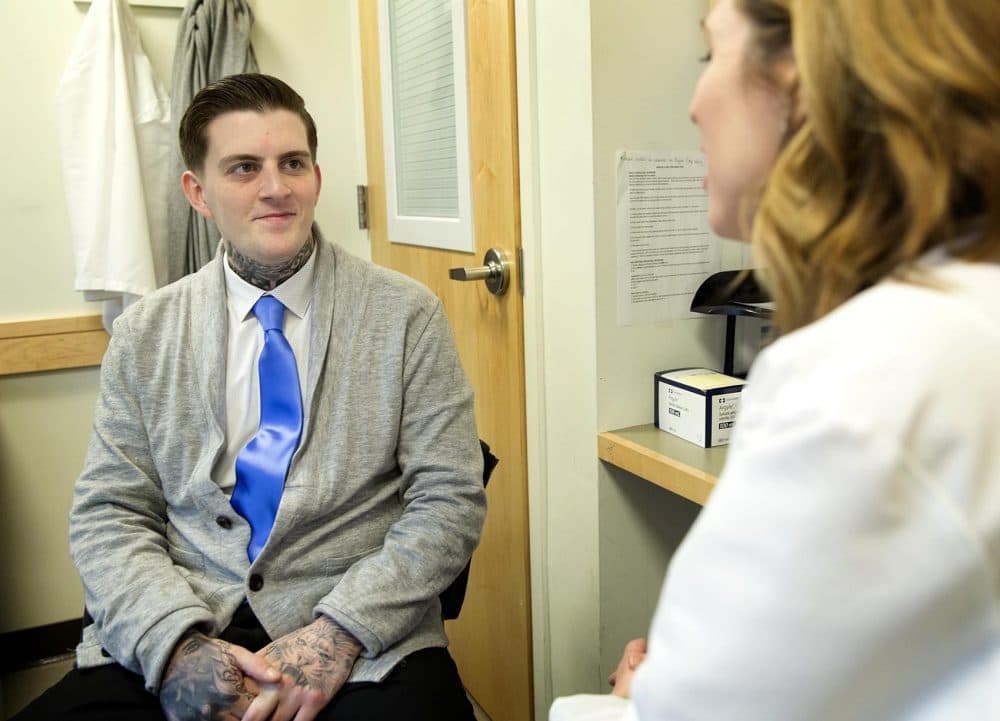 Patient Ricky Scimeca, 28, a barber from Boston, talks with Dr. Laura Kehoe at MGH's Bridge Clinic. (Robin Lubbock/WBUR)