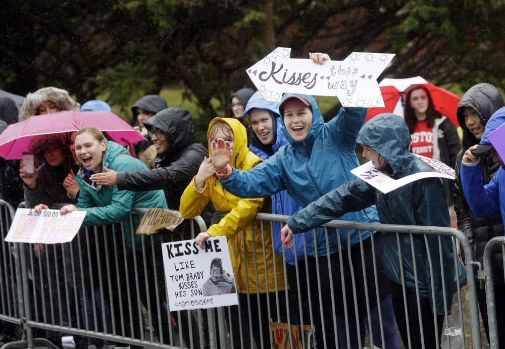 Spectators at Wellesley College cheer on runners. (Steven Senne/AP)