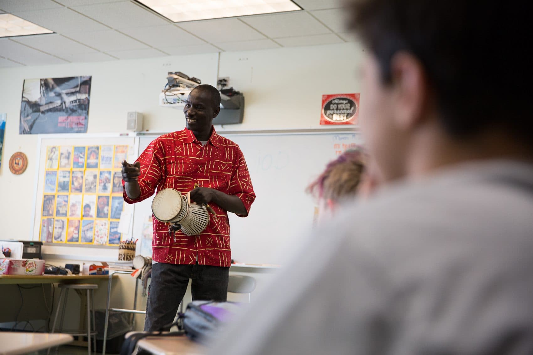 Holding one of his talking drums, Senegalese drum soloist Massamba Diop leads a classroom workshop at Roger Ludlowe Middle School in Fairfield, Connecticut on March 23, 2018. (Ryan Caron King/Connecticut Public Radio)