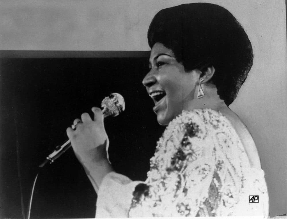 Vocalist Aretha Franklin warbles a few notes into microphone in Jan. 28, 1972 photo. (AP)