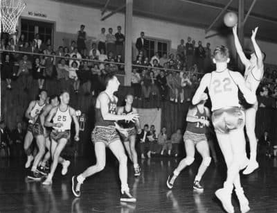 Before the Brewer Field House crowd, Warren Elmslie takes a shot in a game against Rensselaer Polytechnic Institute. (St. Lawrence University Archives)