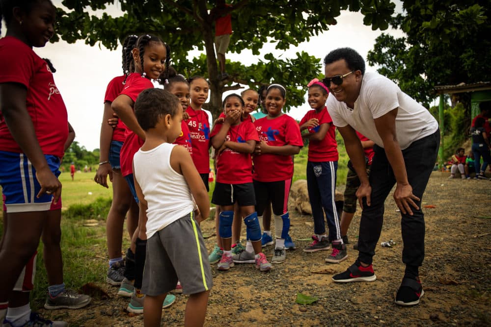Pedro Martinez speaks with children who are taking part in programs at the community center his foundation runs. (Courtesy Pedro Martinez Foundation)