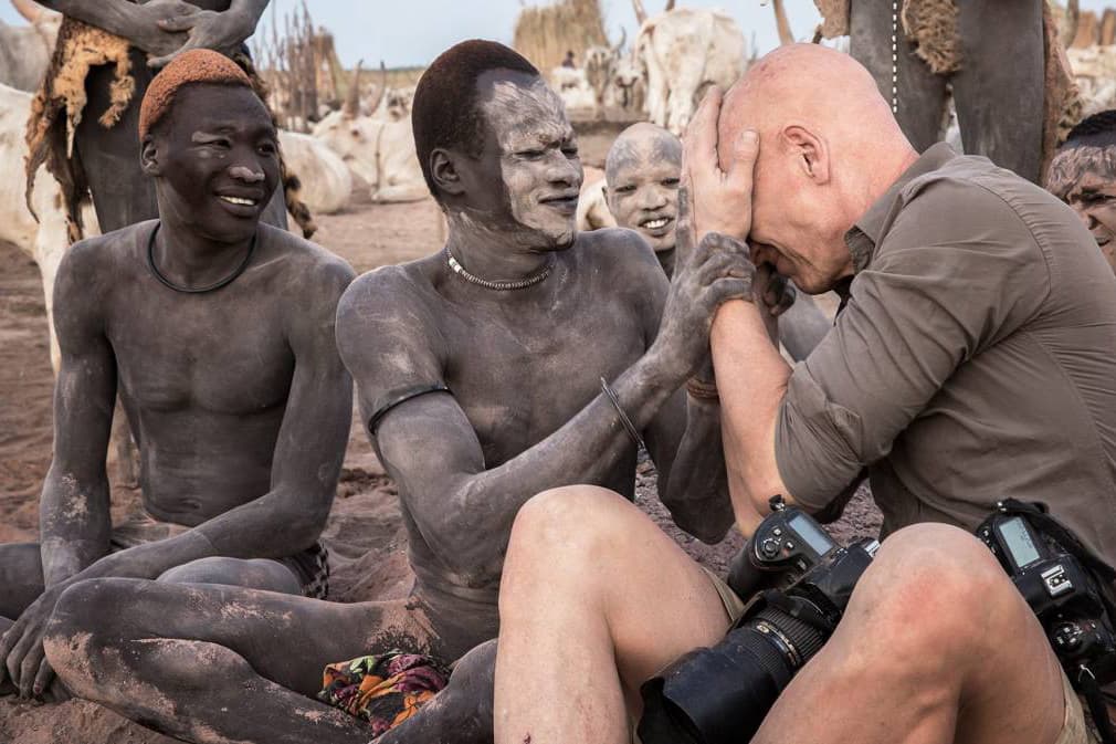 Jimmy with the Mundari in South Sudan. (© Jimmy Nelson Pictures BV)