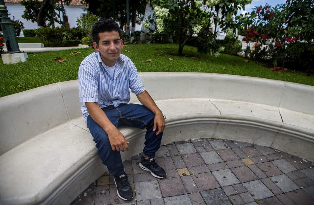 CAPTION: Orlando sentado en una plaza en Metapán, El Salvador. (Jesse Costa/WBUR)