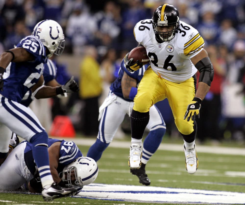 Pittsburgh Steelers running back Jerome Bettis carries the ball during their NFL divisional playoff football game against the Indianapolis Colts on Sunday, Jan. 15, 2006. (Darron Cummings/AP)