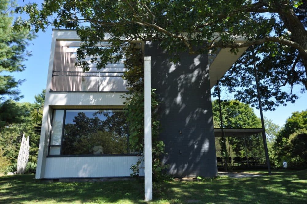 A side view of the Gropius House in Lincoln. (Courtesy Magicpiano/Wikimedia Commons)