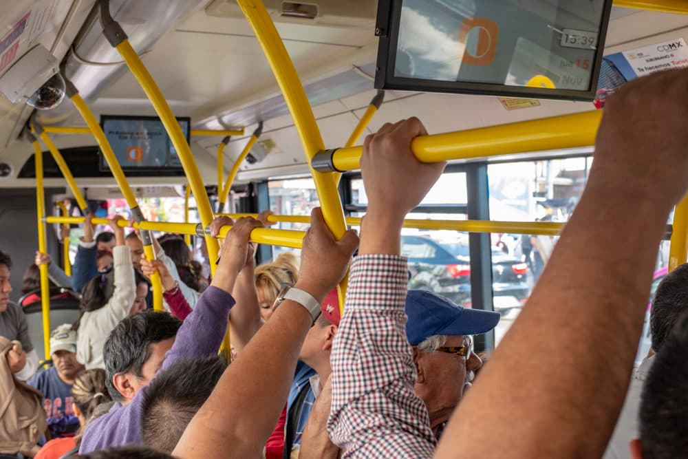 Pasajeros en la línea 1 de Metrobús. (Keith Dannemiller para WBUR)