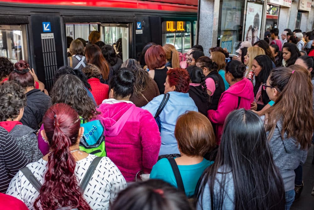 Metrobús está lleno durante la hora pico y a veces líneas largas. (Keith Dannemiller para WBUR)