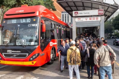  Autobús Versus Automóvil: Conducir Por Las Calles De La Ciudad De México Es Una Experiencia Diferente 