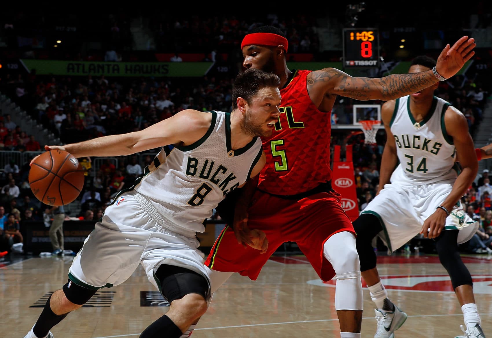 Matthew Dellavedova playing for the Bucks in 2017. (Kevin C. Cox/Getty Images)