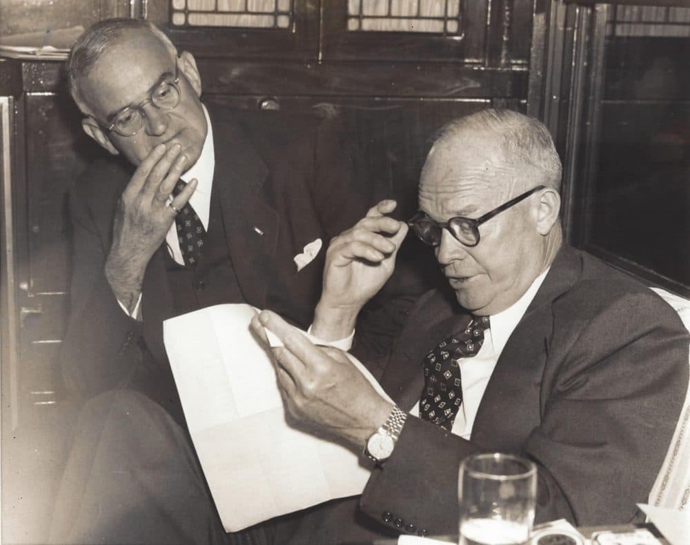 Cutler and President Eisenhower talk on the Eisenhower campaign train in 1952. (Courtesy)
