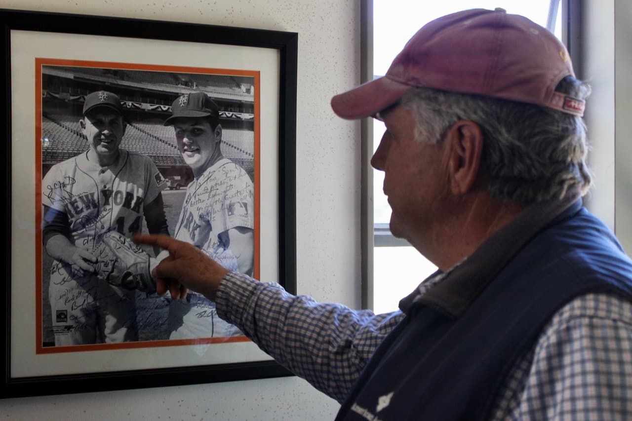 Hall of Fame pitcher Tom Seaver reads the inscription from former Mets manager Gil Hodges on a framed photo in his Calistoga, California home. (Courtesy Erik Sherman)