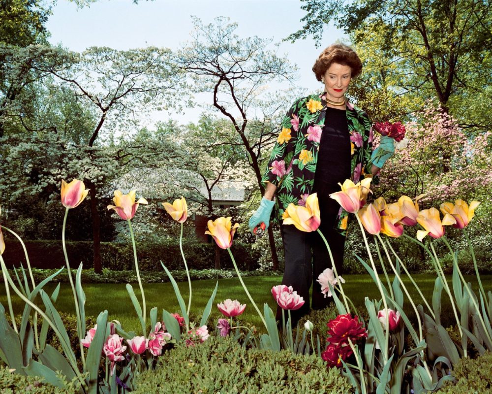 Sage Sohier, "Mum in her garden, Washington D.C.," 2003. (Courtesy of the artist)