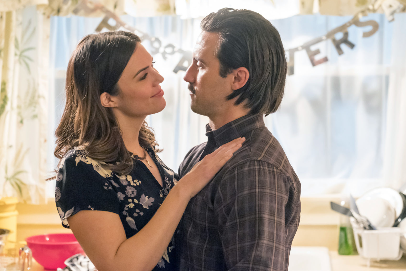"This Is Us" stars Mandy Moore as Rebecca and Milo Ventimiglia as Jack. (Photo by Ron Batzdorff/NBC)