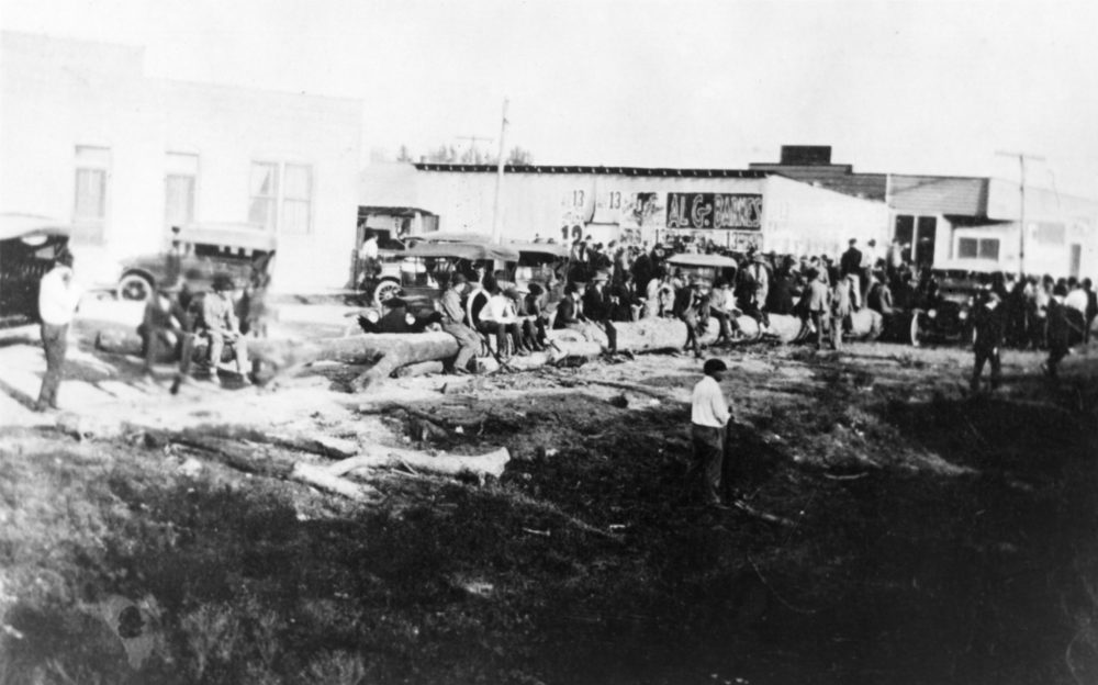 Crowd on Elaine's main street. (Courtesy of Arkansas State Archives.)