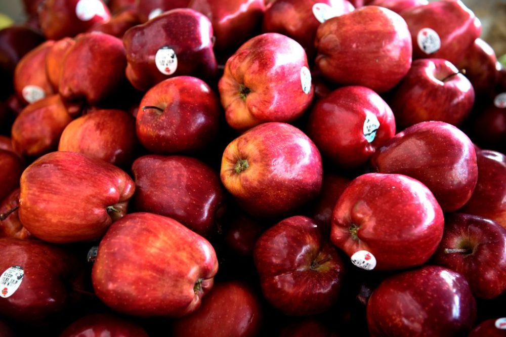 Apples imported from the U.S., are seen at the Beethoven market in Mexico City. (Alfredo Estrella/AFP/Getty Images)