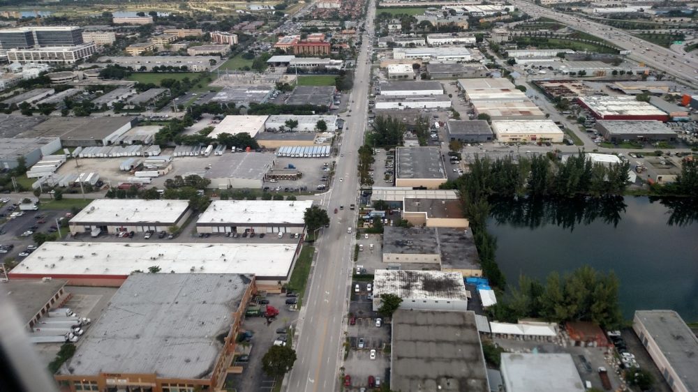 Rooftop solar desert on approach to Miami International Airport. (Courtesy of the author)