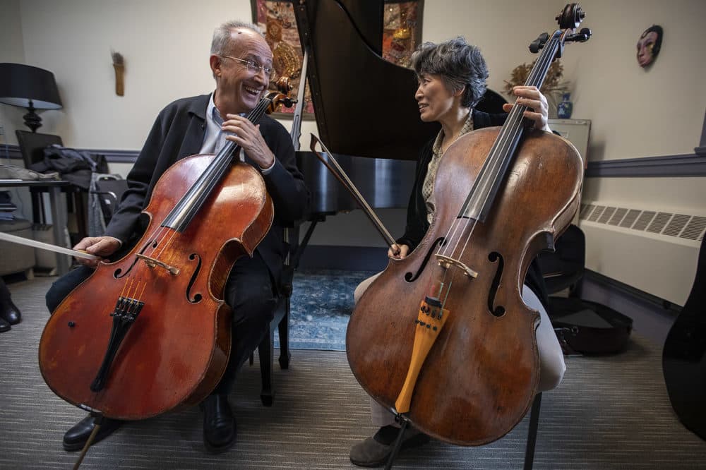 Lluís Claret et Yeesun Kim rient après avoir joué la Suite pour violoncelle n°1 de Bach. (Jesse Costa/WBUR)