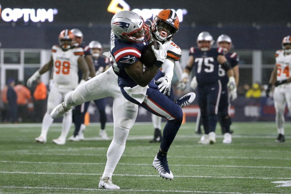 Patriots tight end Benjamin Watson catches a pass in front of Browns linebacker Mack Wilson in the second half of the game. (Steven Senne/AP)